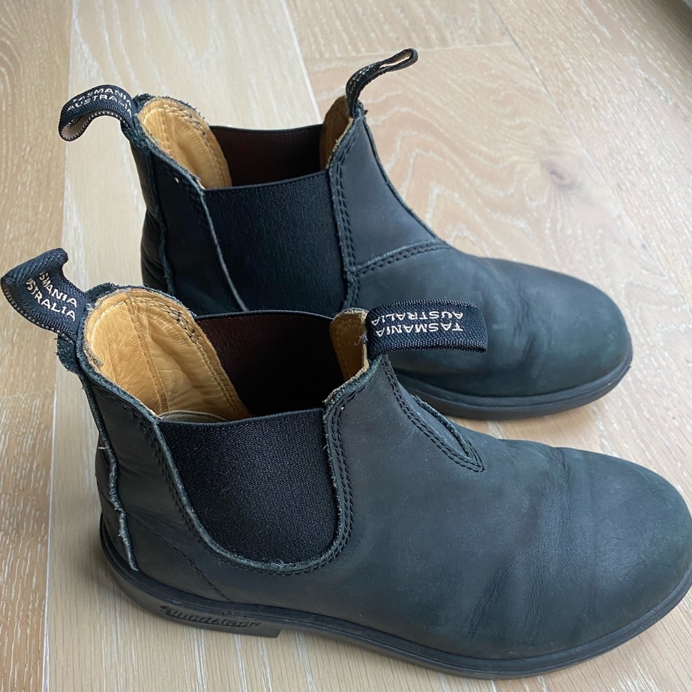 ** SOLD ON ANOTHER PLATFORM - NOT FOR SALE Boys black leather blundstone Boots